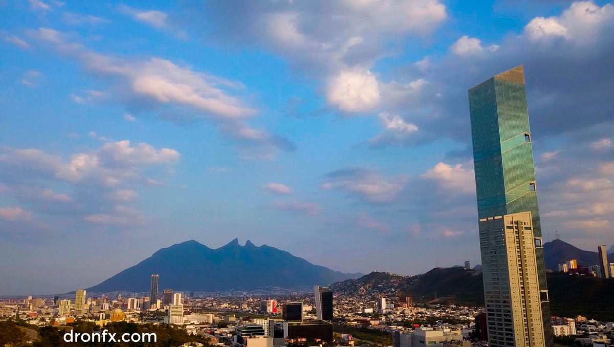 dronfxmx's tweet photo. Majestuoso Cerro de La Silla  y Las Torres Obispado captadas cuando fuimos a grabar el asta bandera una tarde de septiembre. 
Video completo en https://t.co/PlD0vRX39E 
😉👍
#dronfxmx #Obispado #obispadomonterrey #astabanderaobispado #monterrey #fotografia https://t.co/hDWvGiWFrw