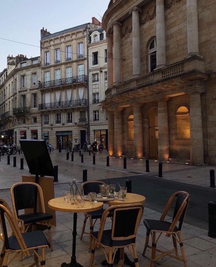 sendmehugss's tweet photo. dinner in paris https://t.co/7GJFayBHGt