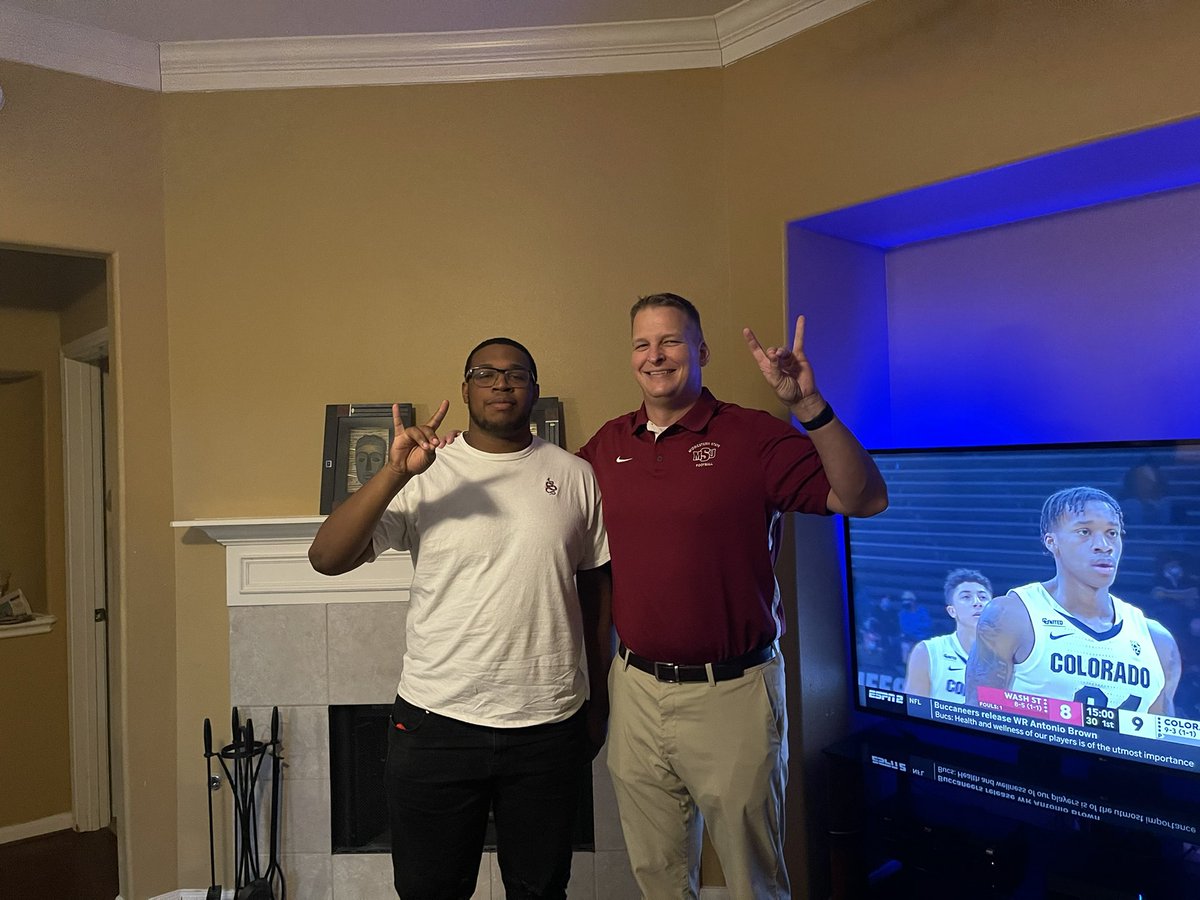 Marcuswxvy's tweet photo. Great home visit with Coach Wilkins. Thank you coach for taking time out of your day and visiting us @FBCoachWilk Go Mustangs https://t.co/64RzQ819ct
