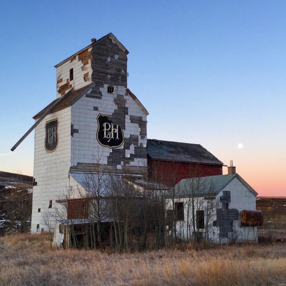 JoeMcFarland's tweet photo. Just going back to the tweet about the #Sharples grain elevator: I went on several roadtrips around #Alberta in 2014-2015 to visit #GhostTowns &amp; elevator sites. This is one of my favorite pics from one of those trips. Didn’t mean to get the moon in there but I did. #Abandoned https://t.co/pDOdzg9jJl