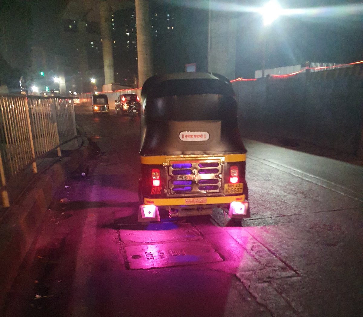 PoojaS_09's tweet photo. @MumbaiPolice @ThaneCityPolice @CPMumbaiPolice when tried clicking his number plate he just drove away. Hope you can catch the number and the driver and slap heavy fines. (And some real slaps too on that disgusting man) https://t.co/31c3tjiyt4