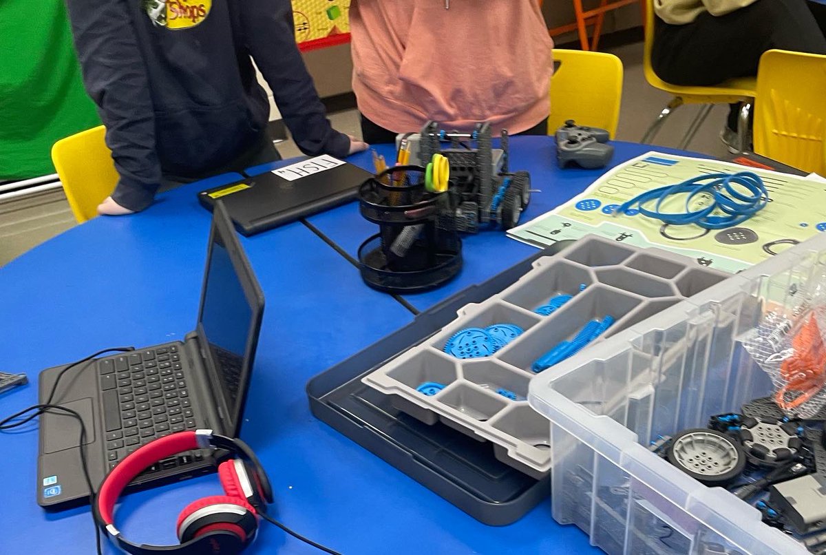 GinaBeckMiller's tweet image. @BelPlaineCSD 6th grade @VEXRobotics #bplftadamakerspace #bpSTEAM @IowaSTEM @IowaCSTA