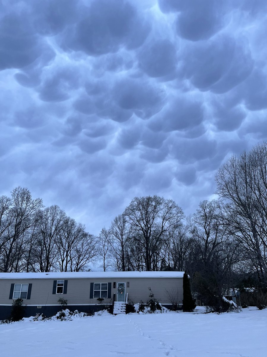 nevster32's tweet image. If it was summer I would say mammatus clouds but it’s winter so … @NBC12 @nickVrusso @AndrewNBC12  western Goochland #moresnowontheway #stillnopower