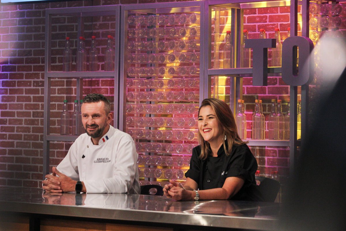 topcheftcs's tweet photo. Jueves de recordar un detrás de cámaras de los primeros tres episodios de Top Chef Estrellas🔥🤩
#topcheftcs #topchefelsalvador #topchefestrellas #tbt https://t.co/fHGMXjgcr6