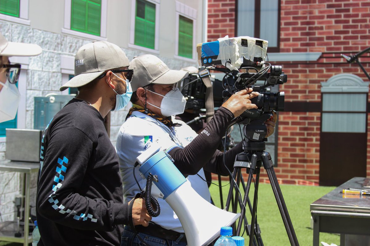 topcheftcs's tweet photo. Jueves de recordar un detrás de cámaras de los primeros tres episodios de Top Chef Estrellas🔥🤩
#topcheftcs #topchefelsalvador #topchefestrellas #tbt https://t.co/fHGMXjgcr6