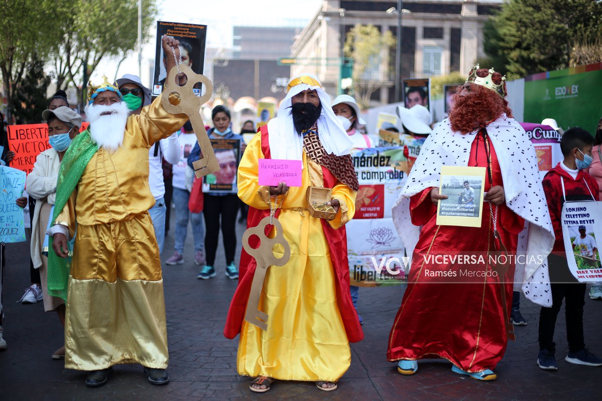 ViceversaNews's tweet photo. Familiares de los injustamente presos en cárceles del #Edoméx escribieron cartas dirigidas a los Reyes Magos en las que narran los casos de sus presos. "Los Reyes Magos de la Libertad" es otra acción del colectivo @Hazvalermilibe1, que piden se les aplique la Ley de Amnistía. https://t.co/nq1ViGlzXD
