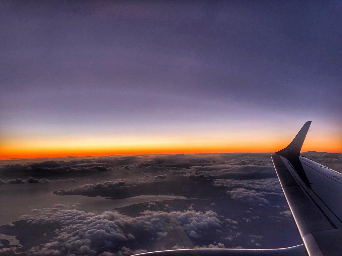 Janjay_05's tweet photo. Beautiful sunset on my @British_Airways flight from Glasgow to @LondonCityAir #sunsetphotography #sunset #london #glasgow #upintheair https://t.co/nmYOMq5Zc8