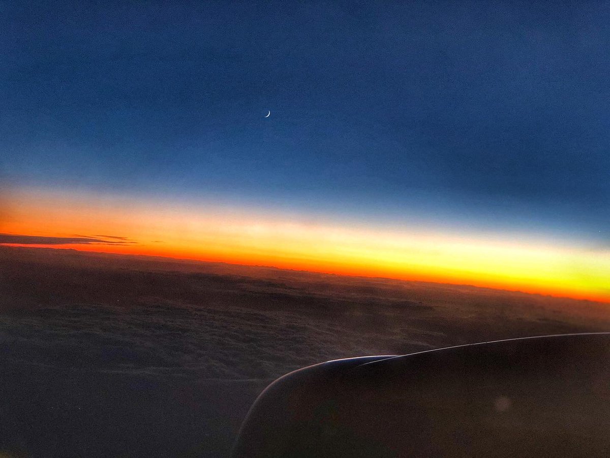 Janjay_05's tweet photo. Beautiful sunset on my @British_Airways flight from Glasgow to @LondonCityAir #sunsetphotography #sunset #london #glasgow #upintheair https://t.co/nmYOMq5Zc8
