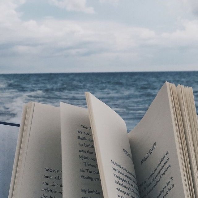 usaginland's tweet photo. •───────────✾────────────•
↪𝐋𝐢𝐯𝐫𝐨𝐬 𝐥𝐢𝐝𝐨𝐬 𝐞𝐦 𝟮𝟬𝟮𝟮, 𝐚 𝐭𝐡𝐫𝐞𝐚𝐝;
    
「É estranho, porque às vezes eu leio um livro e acho que sou a pessoa do livro.」 

       —𝘈𝘴 𝘷𝘢𝘯𝘵𝘢𝘨𝘦𝘯𝘴 𝘥𝘦 𝘴𝘦𝘳 𝘪𝘯𝘷𝘪𝘴𝘪𝘷𝘦𝘭 https://t.co/uO54nY8UcK