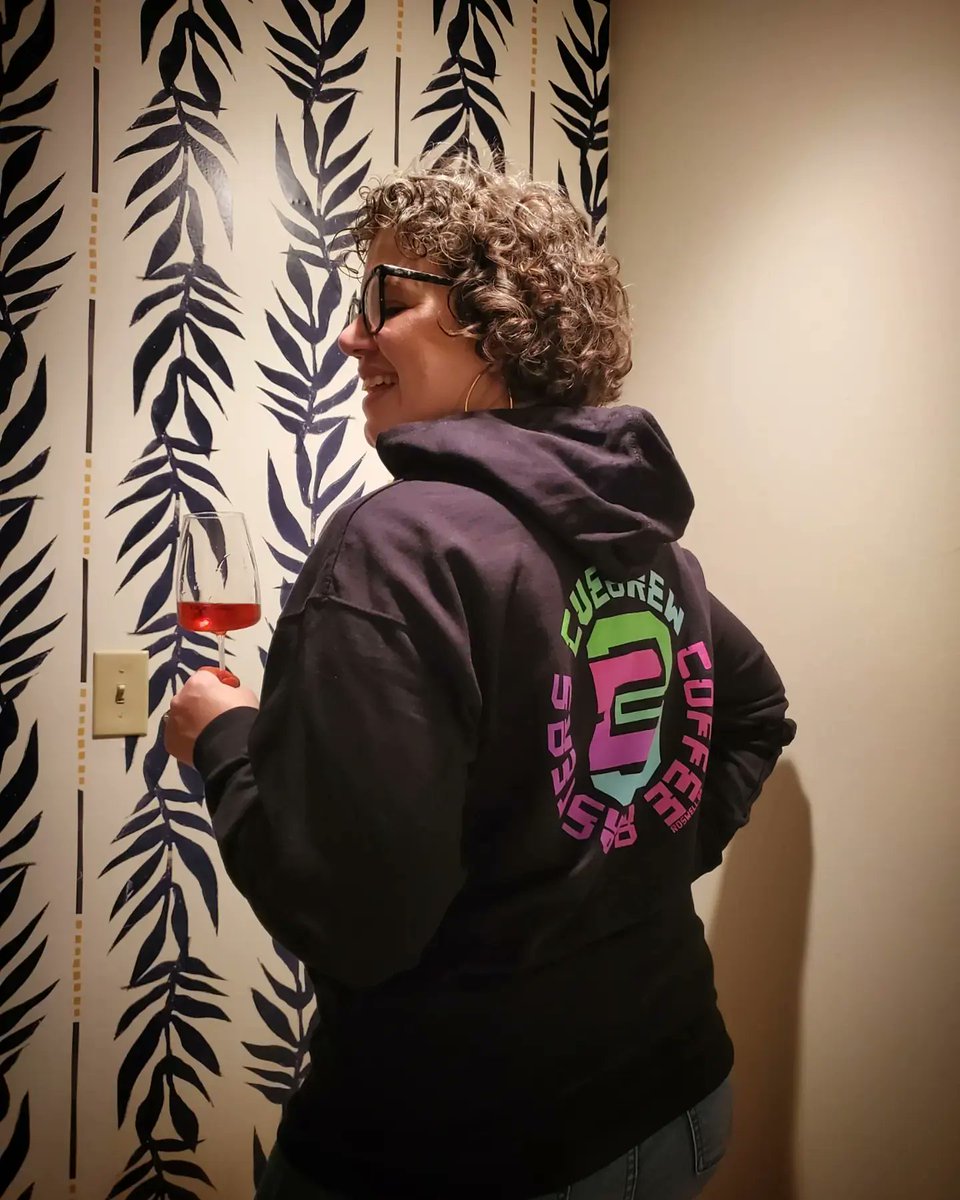 CueBrewCoffee's tweet photo. Shoutout to @milli430 for snagging a hoodie. She's is 5'6" wearing a medium (bought it for her husband, decided to keep it) think she made the right choice!
#cuebrew #coffee #coffeeroaster #coffeetime #coffeelover #roswellga #coffeeswag #coffeegear #hoodieseason https://t.co/sbodhlshSN