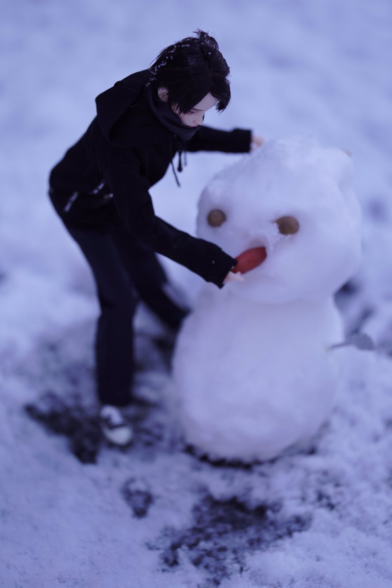 dollhanyu's tweet photo. 東京あまり積もってなくて雪だるま作るのが精一杯だった⛄️何十年ぶりに作った😅
ホワイトバランス青強すぎた😅このロンカプ羽生くん人形は私がブランクヘッドにメイクし(チョウさんに手伝ってもらったけど😅)ドールウィッグも作りました

#羽生結弦
#六分の一男子図鑑
#ぬい撮り
#雪だるま
#ilce9 https://t.co/ooLfZPQ2RU