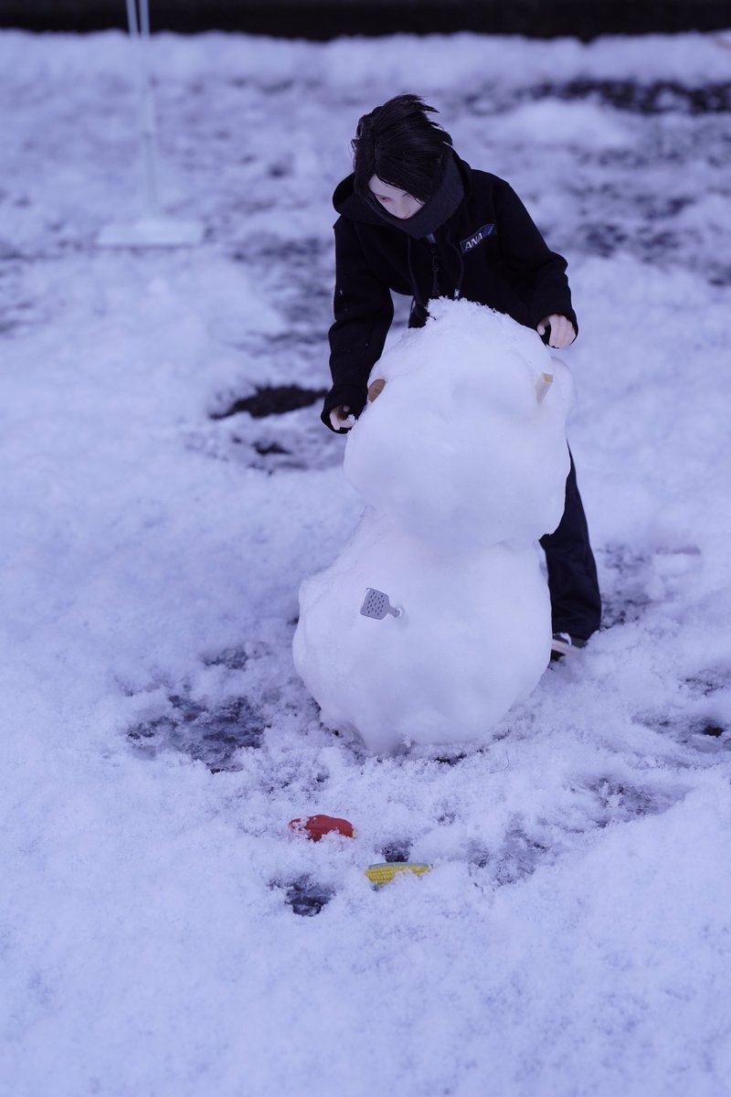 dollhanyu's tweet photo. 東京あまり積もってなくて雪だるま作るのが精一杯だった⛄️何十年ぶりに作った😅
ホワイトバランス青強すぎた😅このロンカプ羽生くん人形は私がブランクヘッドにメイクし(チョウさんに手伝ってもらったけど😅)ドールウィッグも作りました

#羽生結弦
#六分の一男子図鑑
#ぬい撮り
#雪だるま
#ilce9 https://t.co/ooLfZPQ2RU