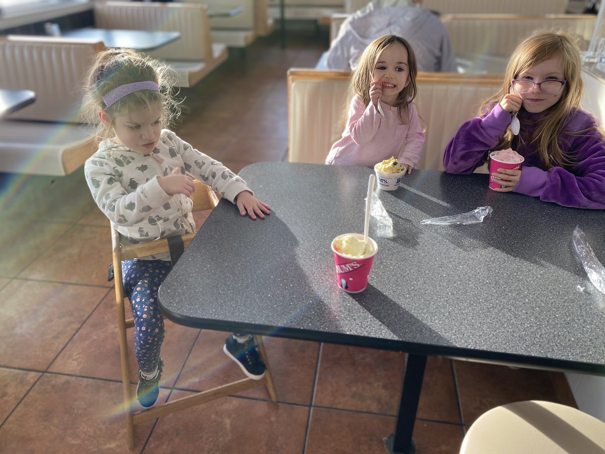 MrAndrewCody's tweet photo. Little one filled up her “big girl potty sticker chart” so she got a prize. She wanted her sisters to go withe us on her ice-cream date @Braums_Inc. #dadlife #waxahachie https://t.co/BmPAobDvqV
