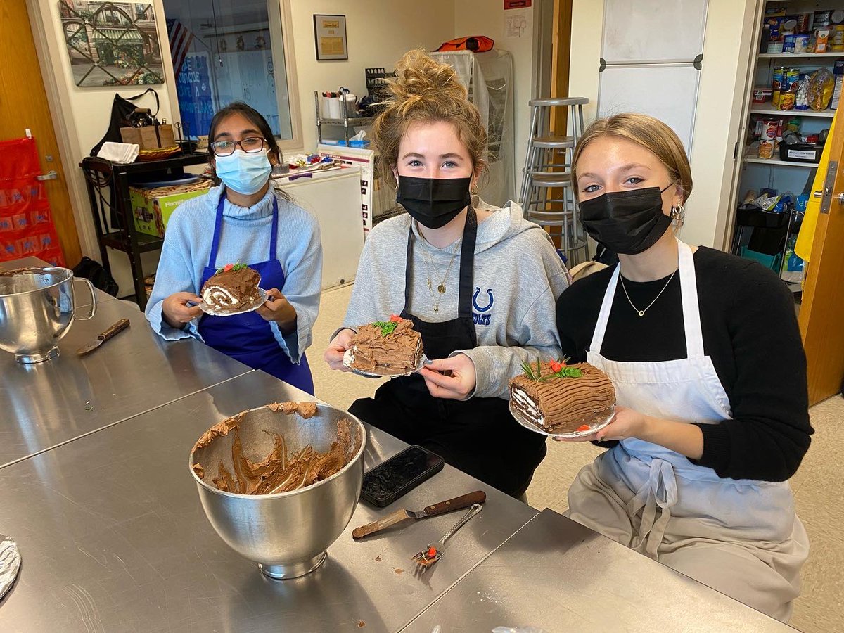 EHSFrench1's tweet photo. Throwback to #dec2021 with #ehsfrenchclub collab with #ehsculinaryclub to make #bûchedenoël 

#frenchatehs #frenchhonorssociety #buchedenoel #highschoolfrench #ellingtonhighschool @ehs_worldlang https://t.co/hUA9iH3Z54