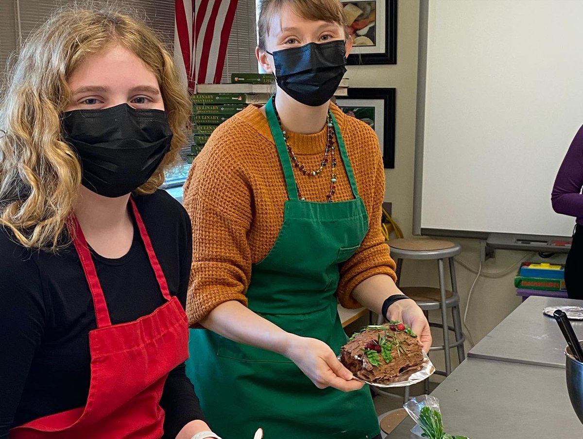 EHSFrench1's tweet photo. Throwback to #dec2021 with #ehsfrenchclub collab with #ehsculinaryclub to make #bûchedenoël 

#frenchatehs #frenchhonorssociety #buchedenoel #highschoolfrench #ellingtonhighschool @ehs_worldlang https://t.co/hUA9iH3Z54