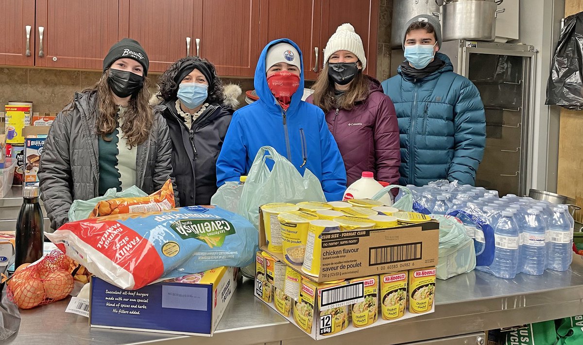 Goodable's tweet photo. Meanwhile in Canada:

During the coldest nights of the year, a Muslim community opened their mosque as a homeless shelter, but didn't have enough supplies.

When the Jewish community found out, they sent water and food.

The mosque was able to stay open even longer. https://t.co/K71PjUWNYL