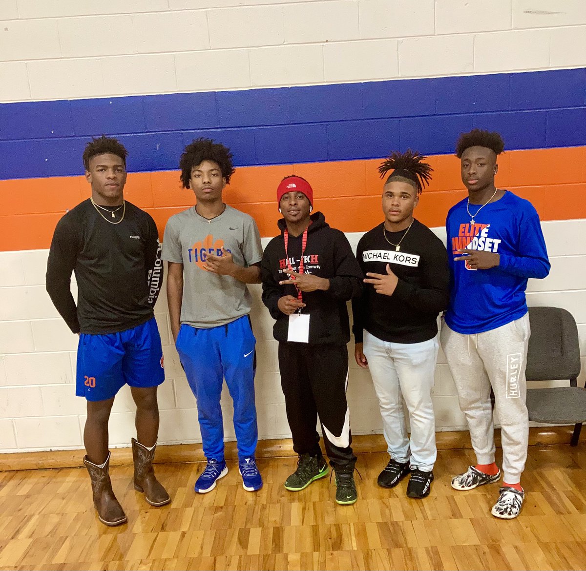 HallTechSports1's tweet photo. Caught with some super talented athletes out of Chilton County HS….it’s basketball 🏀 season but football is 365 in Alabama!!! 💎🏈⬇️ Keep grinding guys…

@DemarcusRiddic @jakeveon2 @Buddah_12 @jakobe_worthy https://t.co/dKSpNU0DcL