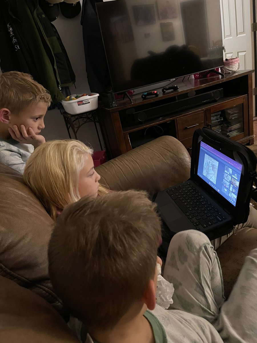 Mega0308's tweet photo. Night before a snow storm!! @MrsCollettCNSD @CNSchools https://t.co/n2hniZtyq5