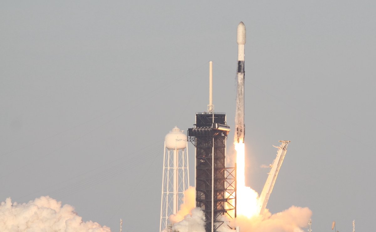 SpaceflightNow's tweet photo. Starlink separation confirmed.

SpaceX confirms the successful separation of 49 satellites from their Falcon 9 launcher to join the company’s Starlink internet network.

📷: @StephenClark1

https://t.co/LvpIHx7NK3 https://t.co/wvwU8gPFcI