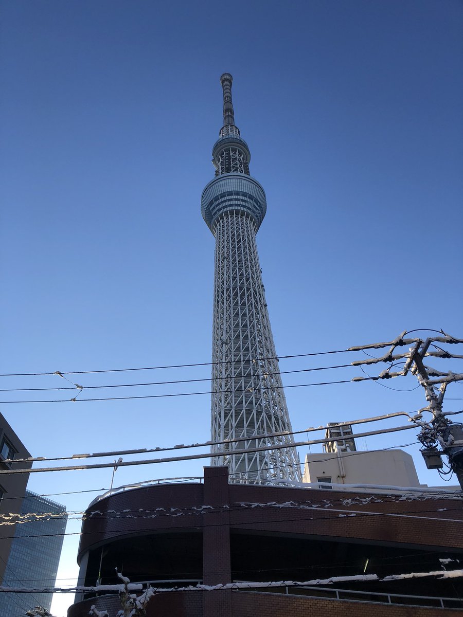 kameseitai's tweet photo. スカイツリーからの落雪注意☃️

路面凍結も注意☃️

積もってないからと言って油断はできませんね😭 https://t.co/OraWnhkk4P