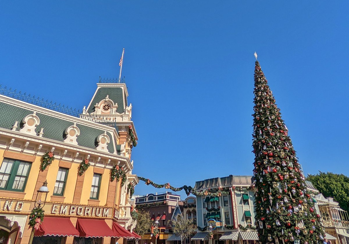 EpicDisneyGirl's tweet photo. See you again in November Christmas decorations, gonna miss Christmas time at my favorite neighborhood park!
#Disneyland #MerryChristmas https://t.co/06mGsOcsbH