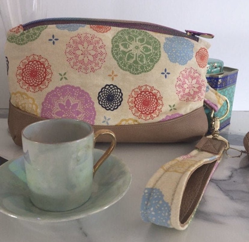 Captivating is the best description for this leather Mandala clutch. And just one left in stock. Be quick!! 

#handmade #mandala #etsy #smallbusiness