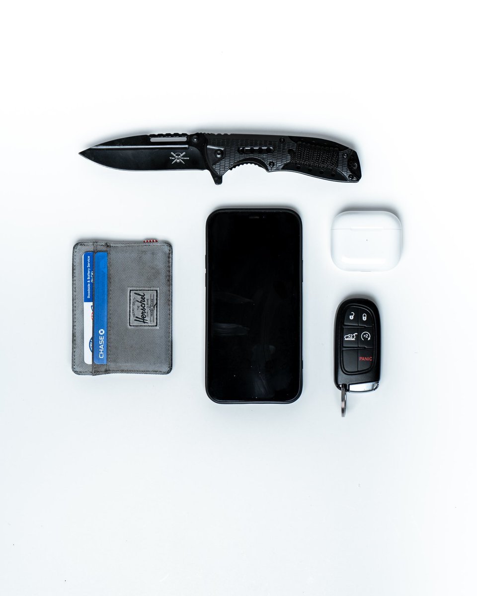 _jonlilly_'s tweet photo. My simple 2022 everyday carry #whatsinyourpockets https://t.co/qnUwwOa2CK