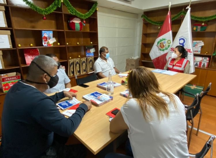 SunafilPeru's tweet photo. 📢 #SUNAFILEnElCallao:
La #IRECallao desarrolló mesa de trabajo con dirigentes del Sindicato de Trabajadores de la Municipalidad Provincial del Callao, para establecer el diálogo abierto y velar por cumplimiento de la normativa sociolaboral.
#SUNAFILCadaVezMásCercaDeTi👍🏼 https://t.co/DnDYXUm3kE