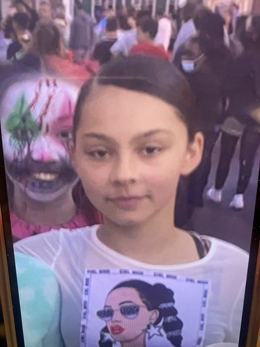 WorcesterPD's tweet photo. The WPD is asking for the public's help to locate Jecenia Santiago, a missing 13 y/o girl.  She was last seen at Burncoat MS today, and was wearing a pink sweater, black backpack, and jeans.  She is about 5' tall and has a slim build.  If you are aware of her location, call 911. https://t.co/OQfswCkoig