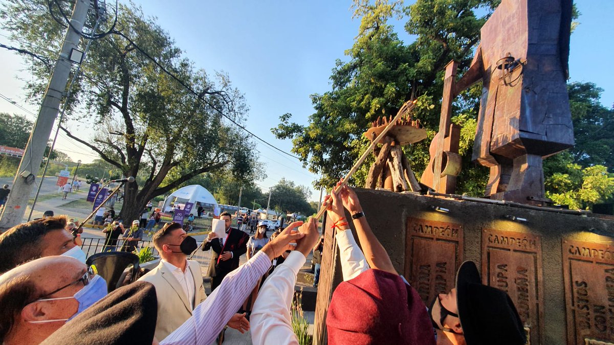FestivalJM's tweet photo. Encendido de la llama votiva junto con el descubrimiento de la placa de campeones de la #Edicion55 , que da inicio a 12 noches de argentinidad 🤩
#Edición56 #FestivalJM2022 #JesúsMaría #Edición56 #FestivalJM2022 https://t.co/2CXjwpnAwj