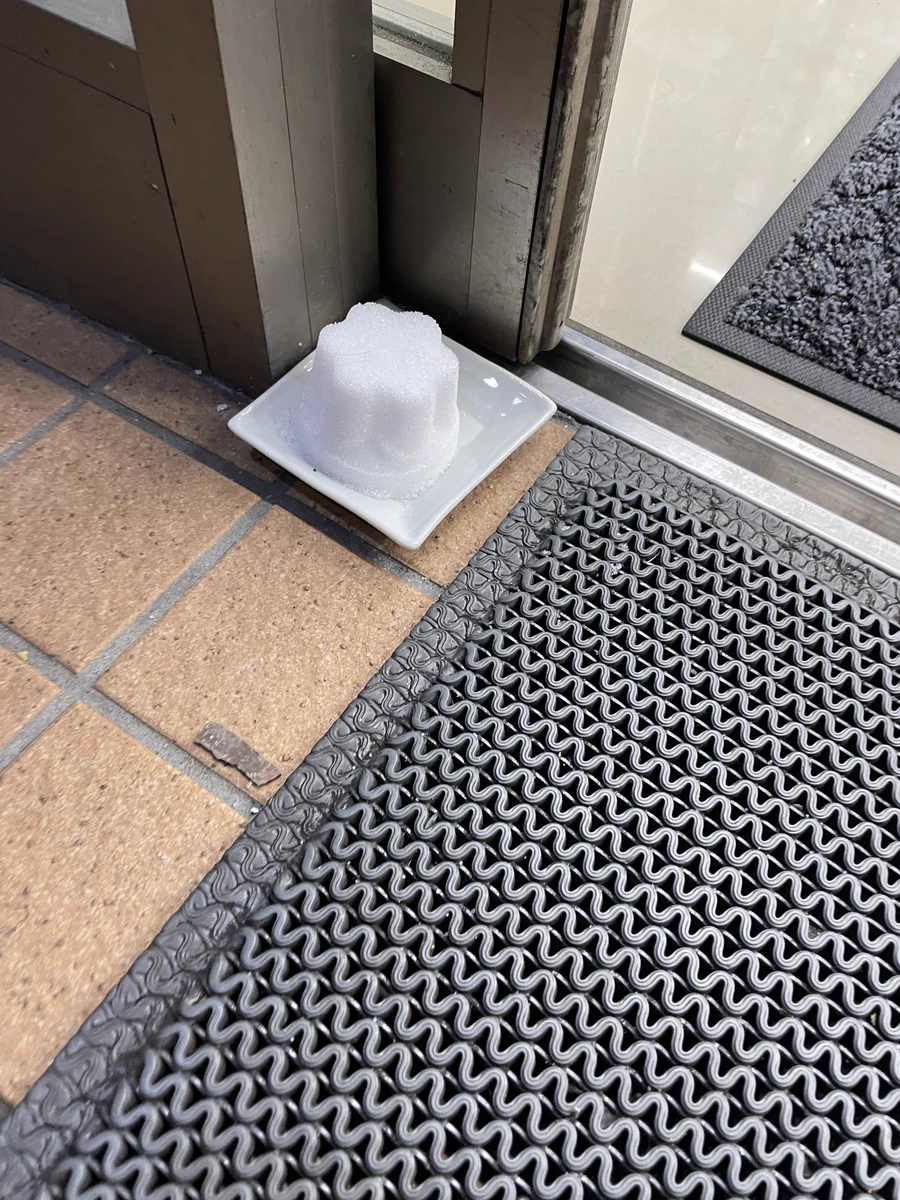 とあるコンビニの盛り塩がプッチンプリンwこうなると盛り塩も可愛い