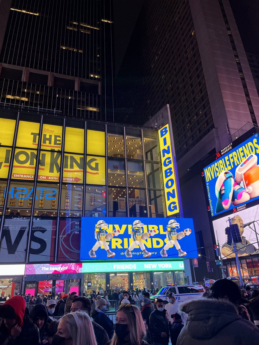 SarmandoB's tweet photo. @InvsbleFriends @RNDMCHARACTERS @MotionMarkus 
Just like New York, I can’t sleep thinking about a bing bong. 👀🛎
Times Square X Invisible Friends https://t.co/OaqStgTzjH