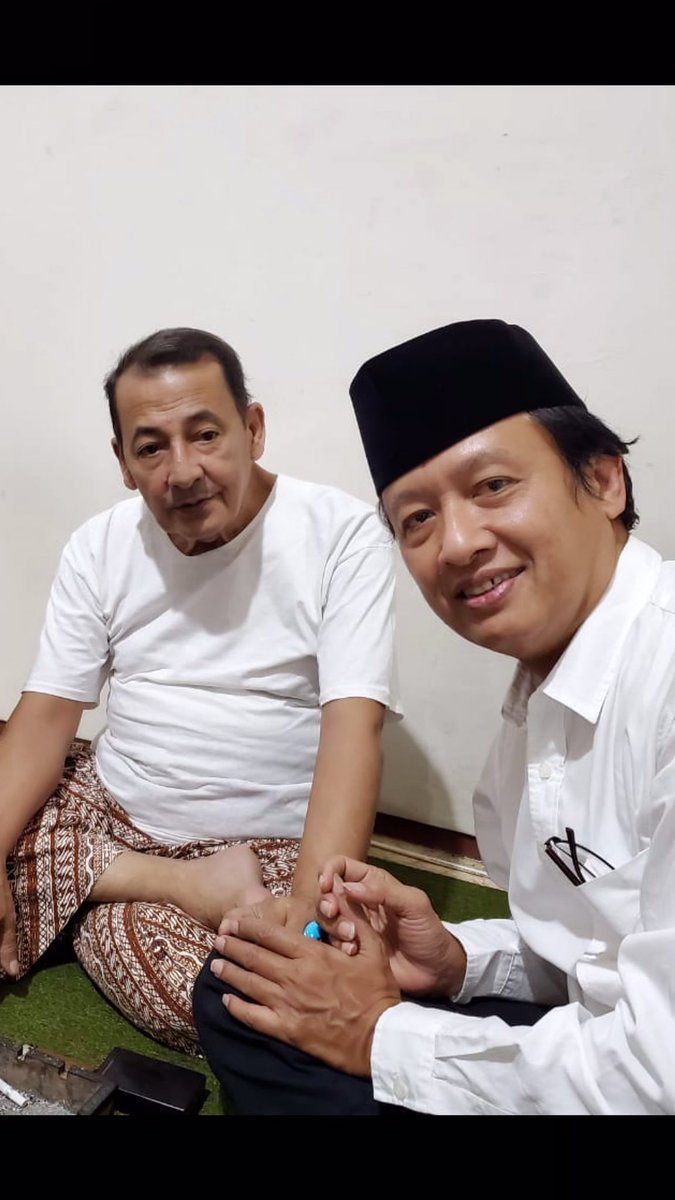 Ayo belajar agama dengan memperdalam pengetahuan dan melembutkan hati. Pilih guru yg bisa menjadi suri tauladan sbgmn yg diajarkan Nabi. Jangan berguru pada orang yg mendangkalkan pikiran, memperkeras hati dan penuh emosi. Tapi pilih guru yg berakhlaq mengikuti Nabi.