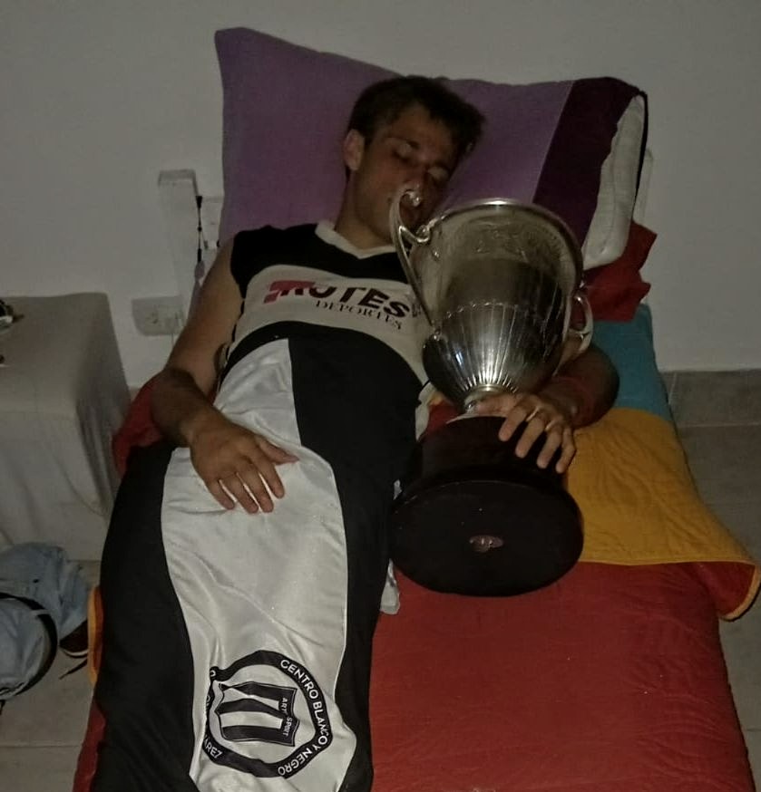 CenBlancoYNegro's tweet photo. Dormir de a dos. 1️⃣4️⃣🏆 @franco_pane07
#DaleNegro🤍🖤#DaleCampeón #AlFinalHayRecompensa https://t.co/PqrrqCEb5g
