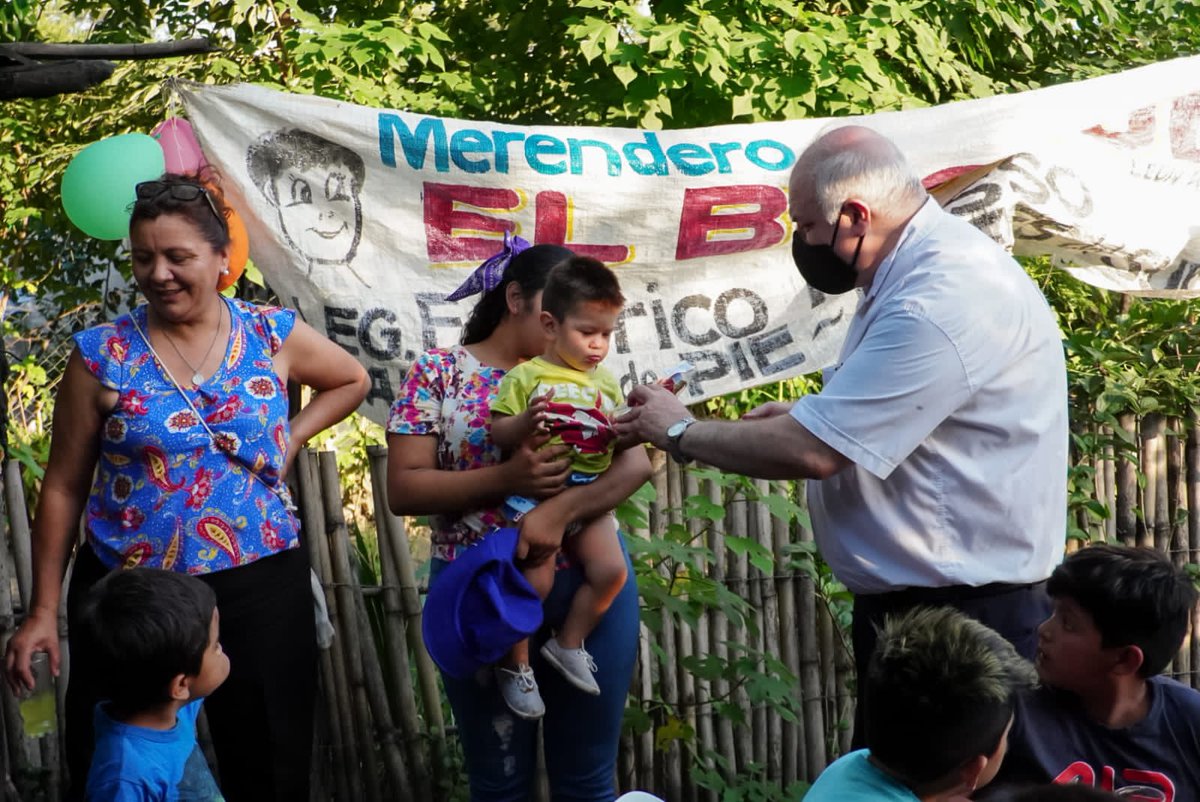 FEDEMASSOTUC's tweet photo. En este nuevo año seguimos trabajando para que todos los niños y niñas puedan vivir una infancia digna y feliz. Hoy tuvimos la alegría de festejar los Reyes Magos en el merendero El Bosque, en León Rouges, renovando nuestro compromiso de mejorar la calidad de vida de la gente. https://t.co/uPBA9huSDv