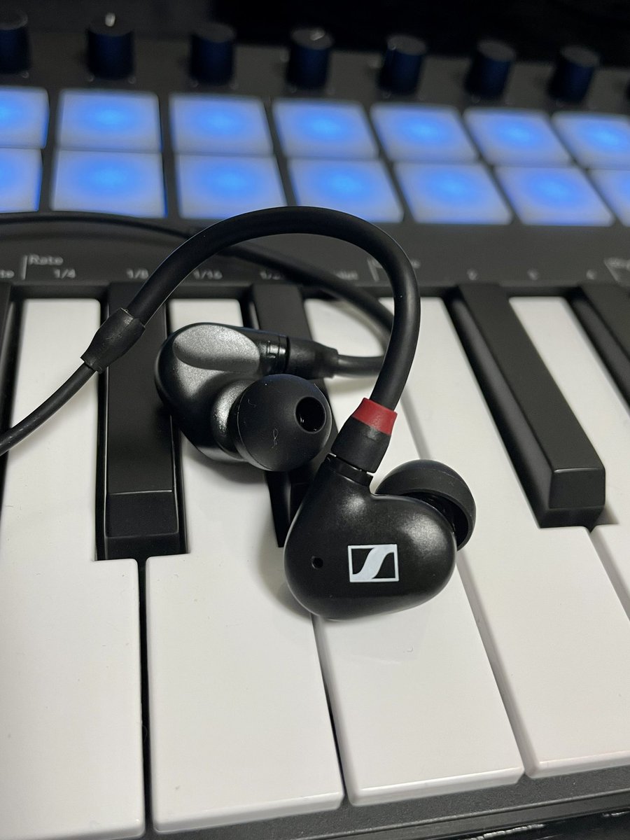 RYU_hallelujah's tweet photo. とは言え新しい相棒をお迎えしてモチベ爆上がりしてるんだけどねw
#sennheiser
#ie40pro
#イヤモニ https://t.co/ktLorusz24