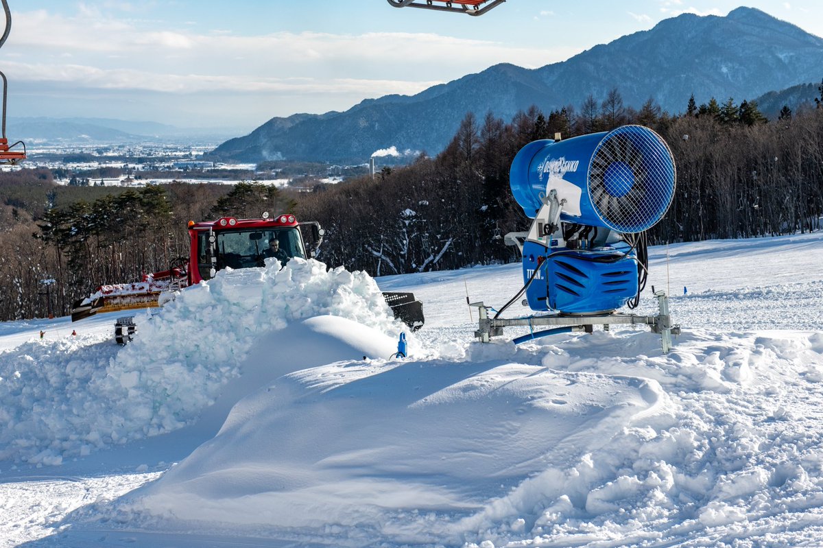 jigatake940's tweet photo. ここ数日の冷え込みでたくさんの雪が出来ました。
最新型の人工降雪機のパワーは凄いです。
出来た雪はゲレンデに押し広げております。
とっても良いコンディションの状態になっております。
#爺ガ岳スキー場 
#DEMACLENKO 
#大町市 https://t.co/XVROQFEXMM