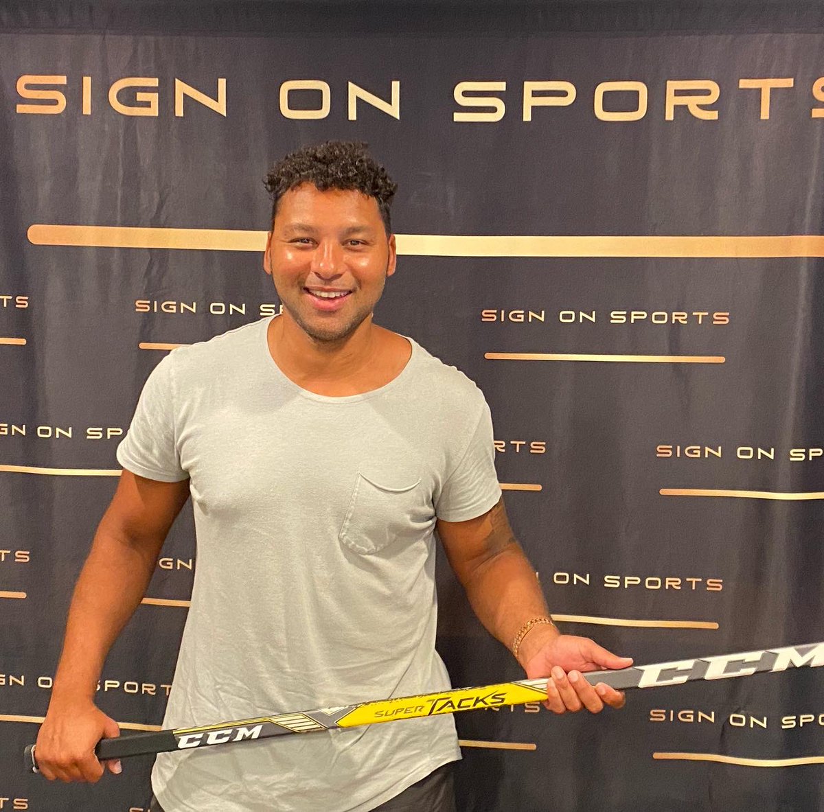 SignOnSports1's tweet photo. Back-to-Back Stanley Cup Champion and hockey operations advisor Trevor Daley is back in professional hockey! Daley joined the Florida Everblades of the ECHL due to roster shortages from COVID-19.

Visit our Daley puck collection here https://t.co/XOmGrpzRX2

#letsgopens #NHL https://t.co/mmjBANuJbX