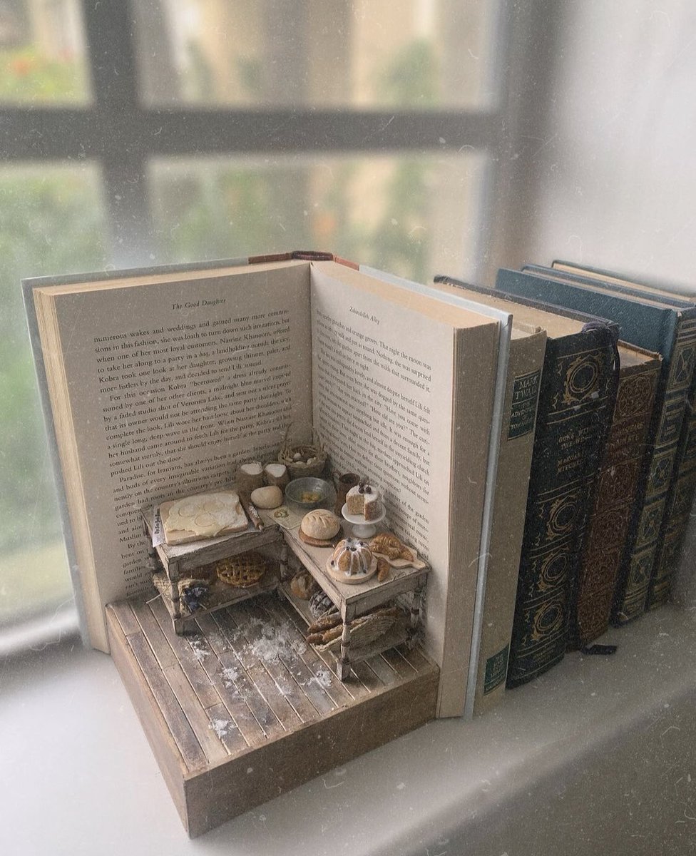 taesbandanna's tweet photo. i present you the most adorable bakery bookend https://t.co/Eu0aSQCXL5