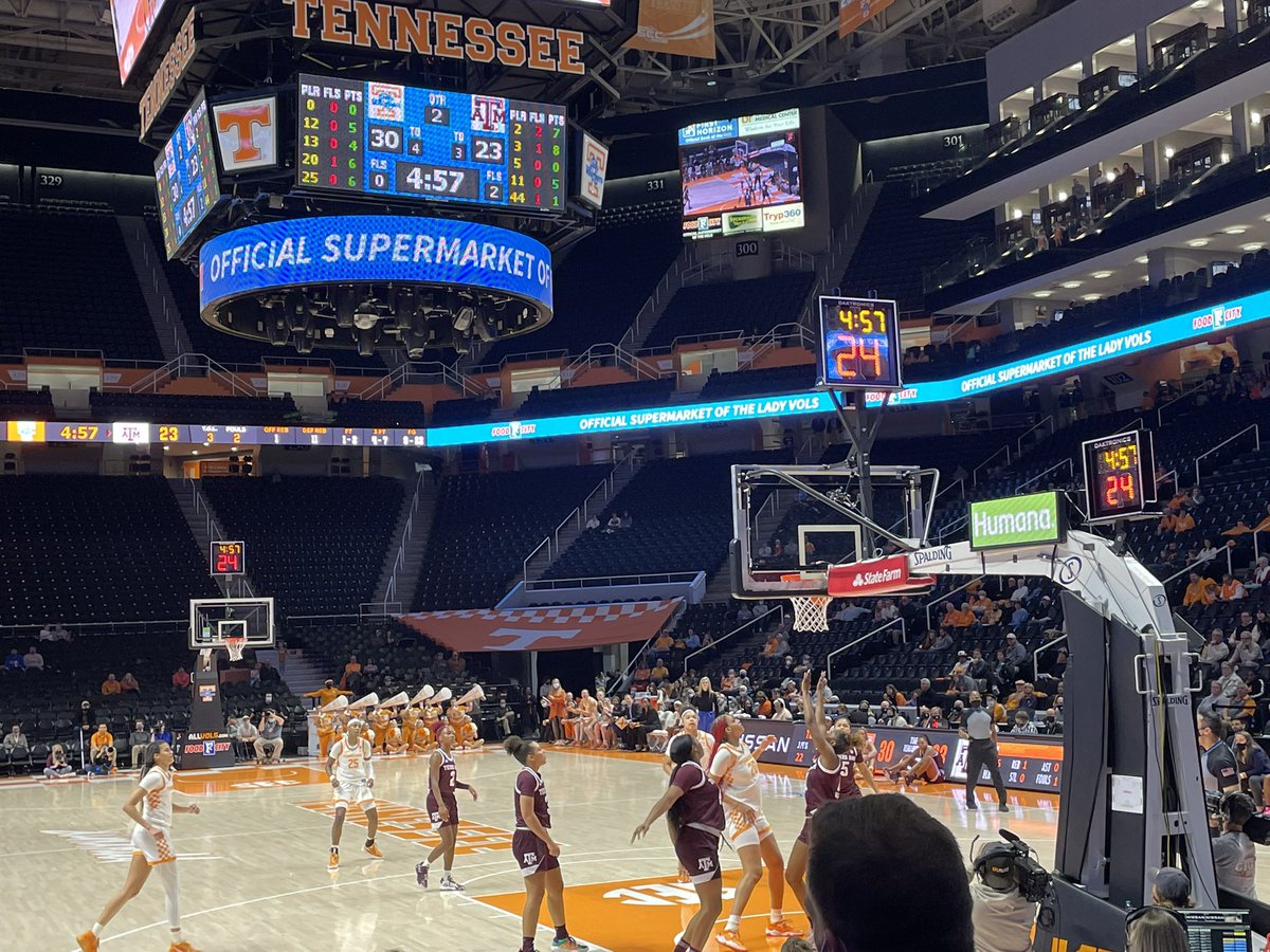 wutksports's tweet photo. At halftime:
@LadyVol_Hoops: 42
@AggieWBB: 28
๐ธ: @chloe_levering
#LadyVols #NCAAWomensBasketball #RockSolidSports #WUTKFM https://t.co/E9G0JsbupZ