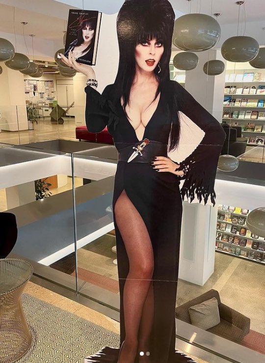HearUsScreamm's tweet photo. ⭐️ GIVEAWAY! 

To celebrate the launch of our book club, we have an awesome prize thanks to @HachetteUS. One lucky winner will receive a copy of Yours Cruelly, Mistress of The Dark and a life size cut of of the Mistress herself!!!! 😱

RT to enter! (US RESIDENTS ONLY) https://t.co/beC10iYoFl
