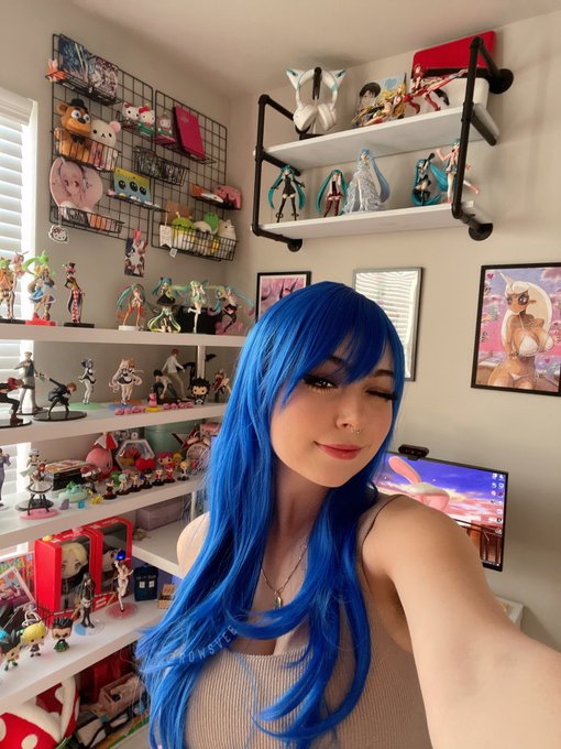 Just girl &amp; her pc setup ! https://t.co/IPSEVxUd77