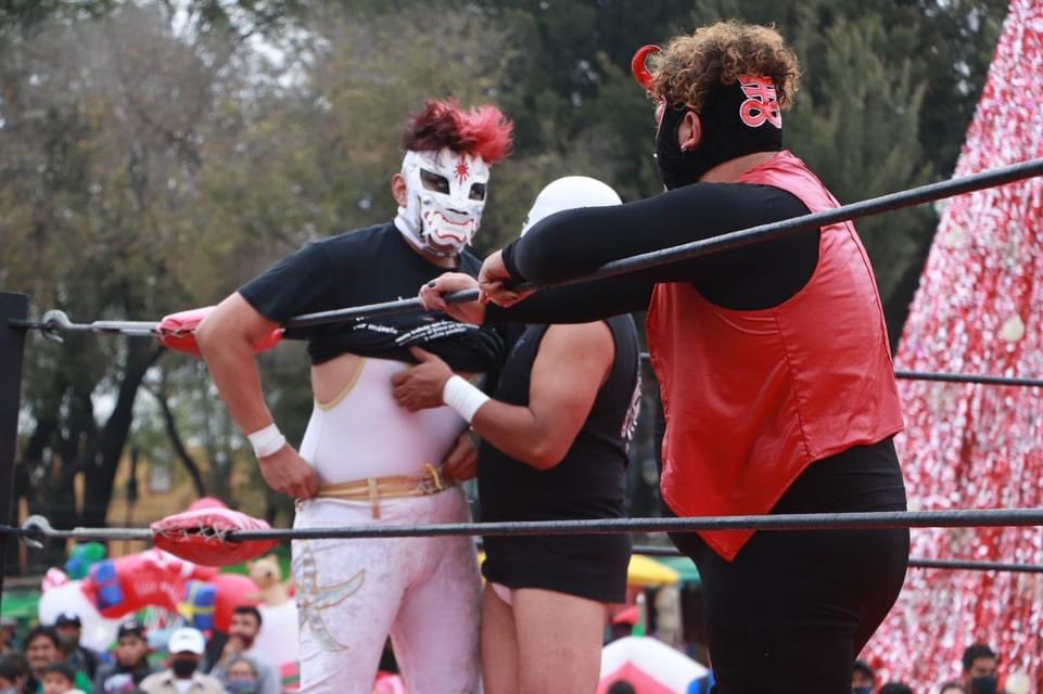 JoseCarlosXoch's tweet photo. 🐎🐘🐫 👑 El Día de Reyes se vive en la explanada de la Alcaldía Xochimilco ¡A tres caídas y sin límite de tiempo! 💪 https://t.co/6pqbrKJV8R