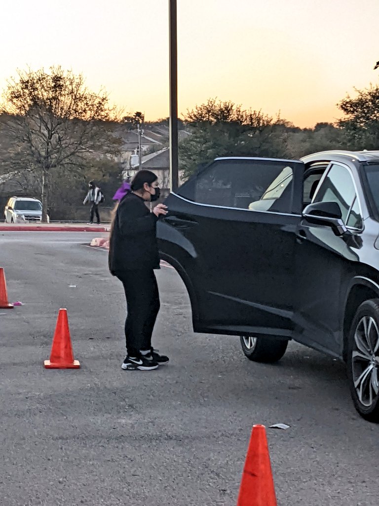 NISDValeDance's tweet photo. Thank you @NISDLewis for letting our Stingray Dancers come over to welcome students in to school! We enjoyed saying good morning to all the students and parents! #futurestingrays #RaysUp #StingraySpirit @NISDVale https://t.co/2YbIqI1irv