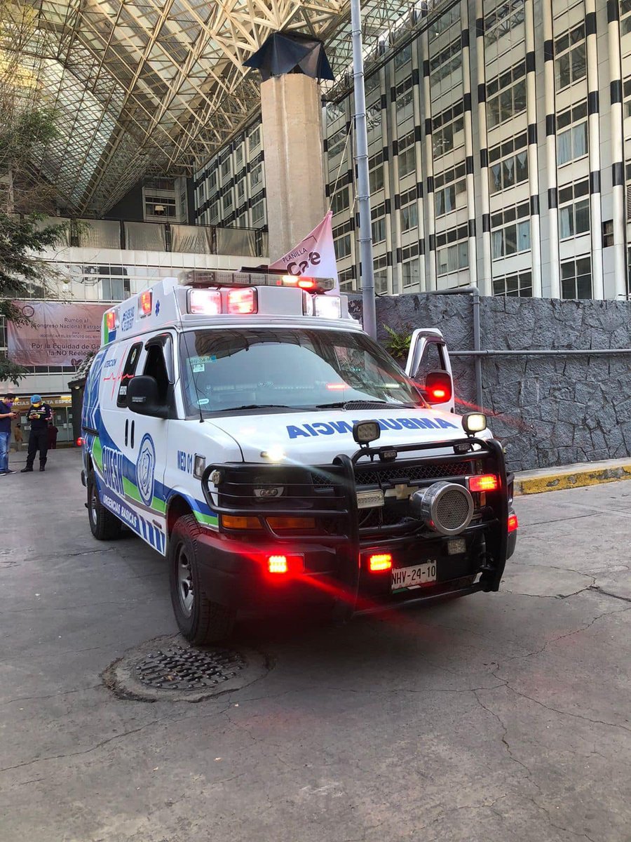 CueshTem's tweet photo. #AmbulanciaCUESH de @UCuesh 
Realiza traslado de paciente  con cardiopatía del Hospital General de México al Hospital de Alta Especialidad ISSSTE 20 de Noviembre para su atención definitiva. 
#CUESH 
#ambulanciacuesh https://t.co/dnpAEex7wV