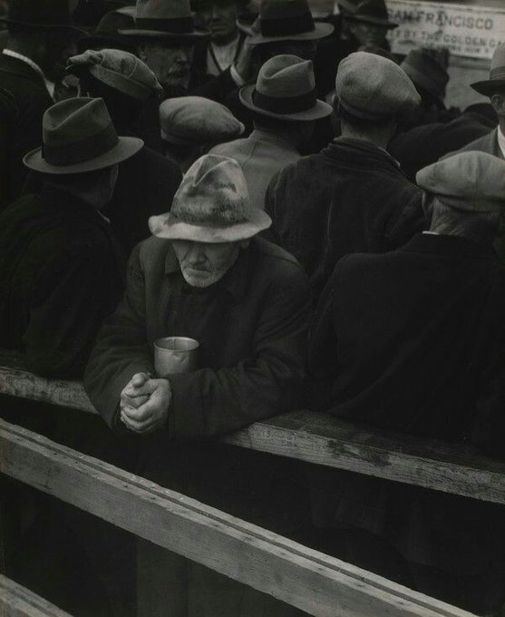 literlandweb1's tweet photo. "Lo correcto es lo correcto, aunque no lo haga nadie. Lo que está mal está mal, aunque todo el mundo se equivoque al respecto". 
G.K. Chesterton 
📷Dorothea Lange https://t.co/e9Z2oOAvdF