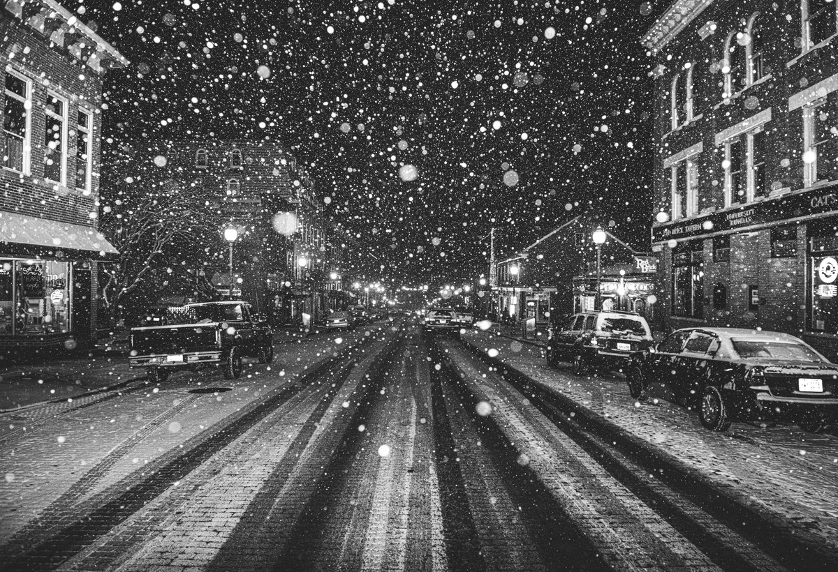 black + white winter wonderland in @AthensOhio ❄️📸