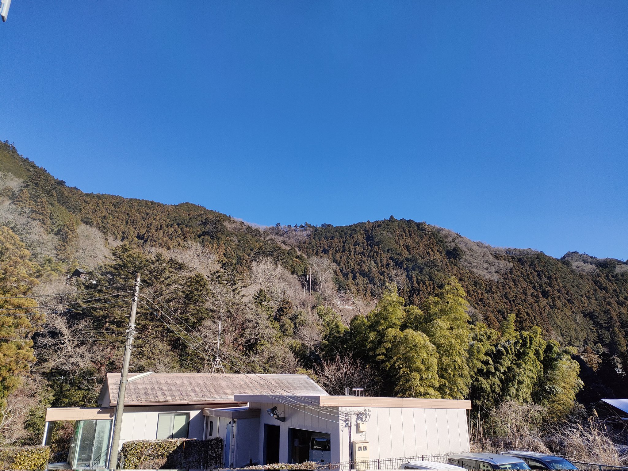 檜原村観光協会 遅くなってしまいましたが あけましておめでとうございます 都心のほうが降ったようですが 檜原村も昨日は雪でした 日向と日陰でとけ具合が全然違います T Co Tzobomg3zx Twitter