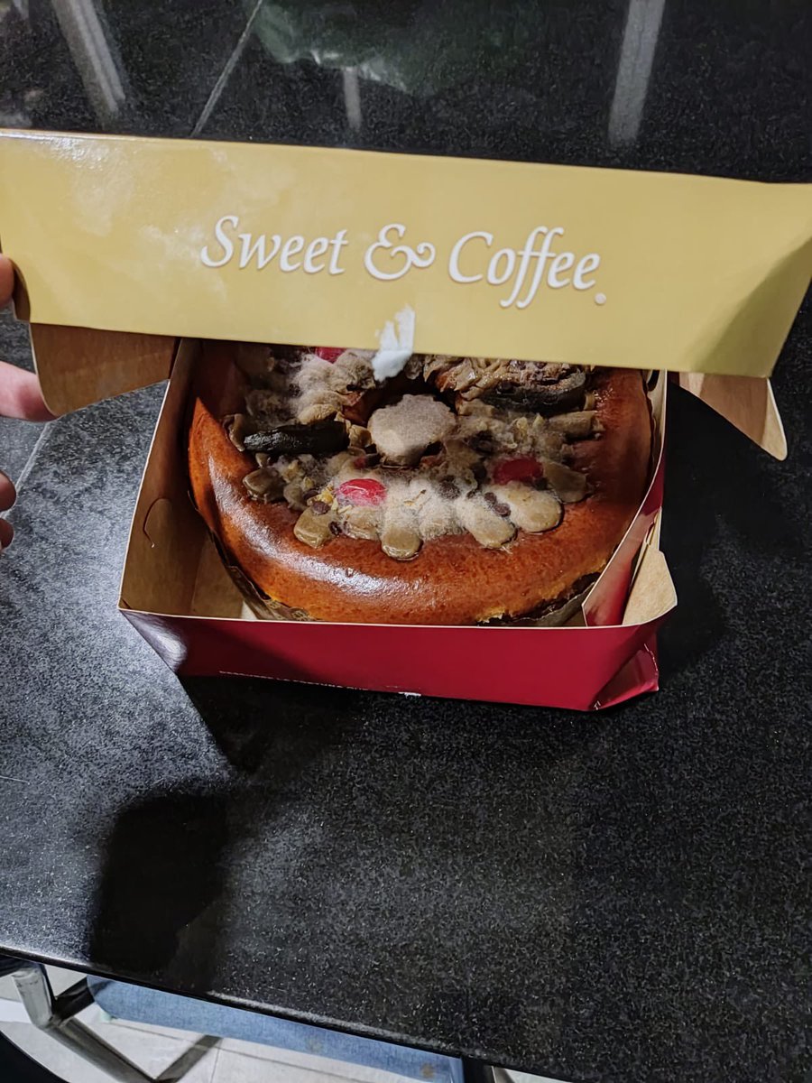 ingrid_izurieta's tweet photo. Es terrible que esto esté pasando! @SweetandCoffee cómo puede ser posible que vendan productos en mal estado?? https://t.co/nJ6VQOladw