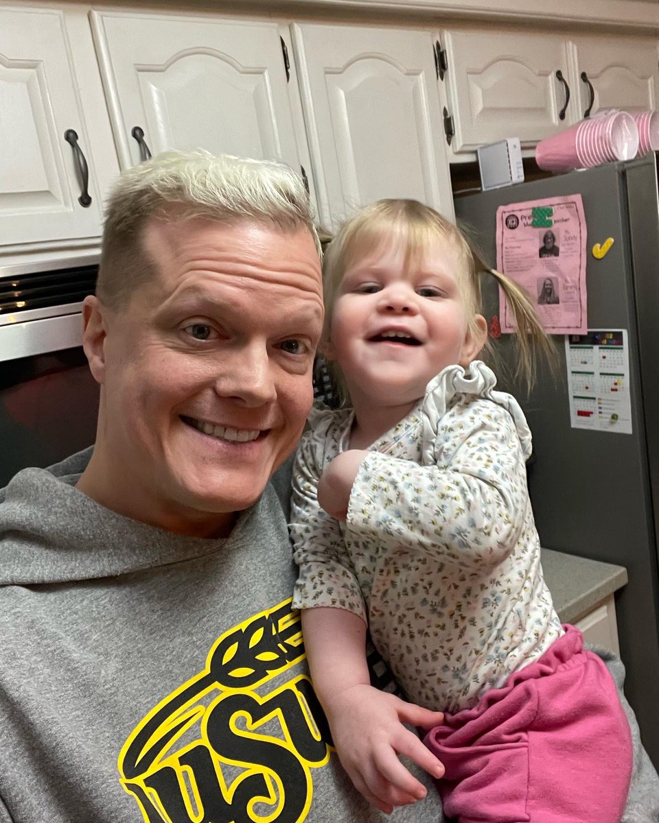andymcfayden's tweet photo. Bringing chicken nuggets to these lil nuggets! πππ #HannahRene #LucasMatthew https://t.co/OiyY5UoAxR